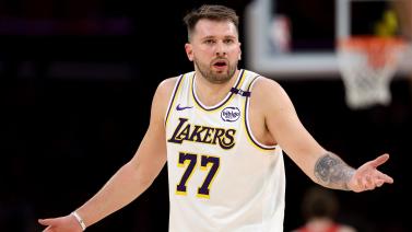 傲人的天赋！字母哥三分线起球三步上篮得分.